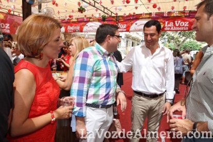 La gente se une a la caseta para disfrutar de la Feria del Mediodía.