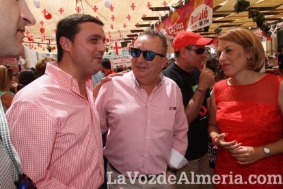 La gente se une a la caseta para disfrutar de la Feria del Mediodía.