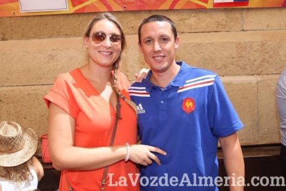 La gente se une a la caseta para disfrutar de la Feria del Mediodía.