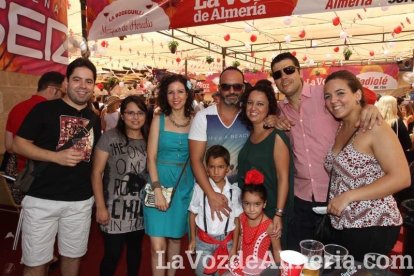 La gente se une a la caseta para disfrutar de la Feria del Mediodía.