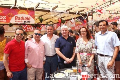 La gente se une a la caseta para disfrutar de la Feria del Mediodía.