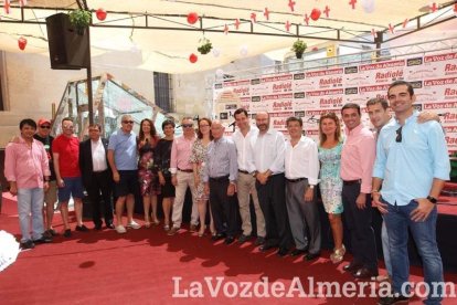 La gente se une a la caseta para disfrutar de la Feria del Mediodía.
