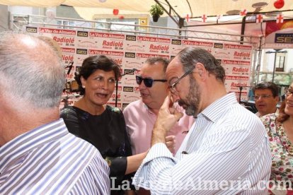 La gente se une a la caseta para disfrutar de la Feria del Mediodía.