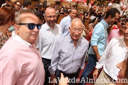 La gente se une a la caseta para disfrutar de la Feria del Mediodía.