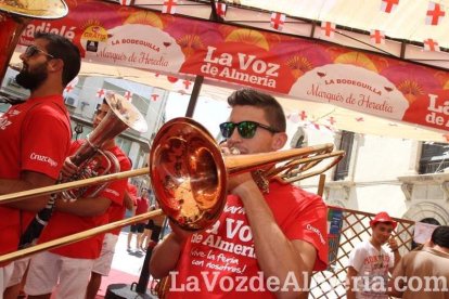 La gente se une a la caseta para disfrutar de la Feria del Mediodía.