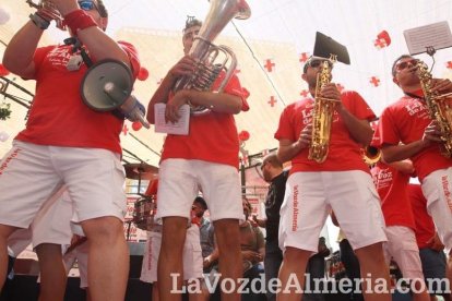 La gente se une a la caseta para disfrutar de la Feria del Mediodía.