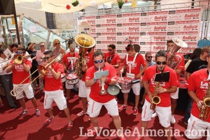 La gente se une a la caseta para disfrutar de la Feria del Mediodía.
