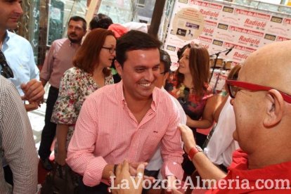 La gente se une a la caseta para disfrutar de la Feria del Mediodía.