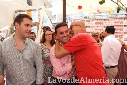 La gente se une a la caseta para disfrutar de la Feria del Mediodía.