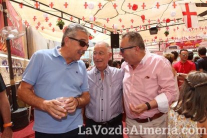 La gente se une a la caseta para disfrutar de la Feria del Mediodía.