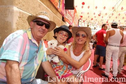 La gente se une a la caseta para disfrutar de la Feria del Mediodía.