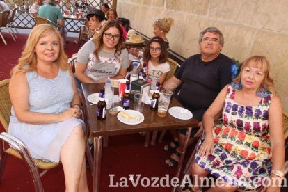 La gente se une a la caseta para disfrutar de la Feria del Mediodía.