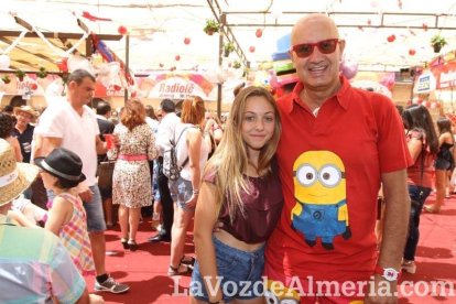 La gente se une a la caseta para disfrutar de la Feria del Mediodía.