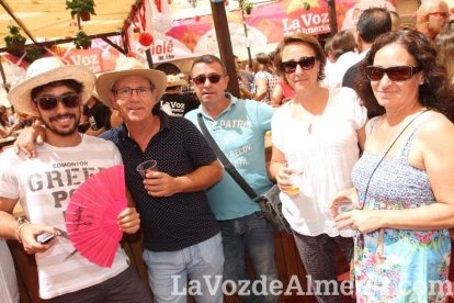 La gente se une a la caseta para disfrutar de la Feria del Mediodía.