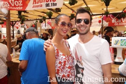 La gente se une a la caseta para disfrutar de la Feria del Mediodía.