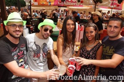 La gente se une a la caseta para disfrutar de la Feria del Mediodía.