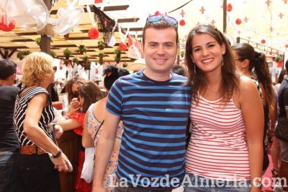 La gente se une a la caseta para disfrutar de la Feria del Mediodía.