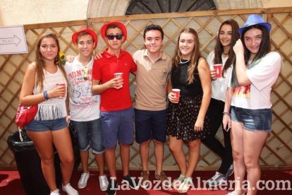 La gente se une a la caseta para disfrutar de la Feria del Mediodía.