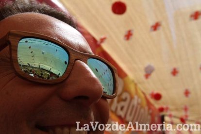 La gente se une a la caseta para disfrutar de la Feria del Mediodía.