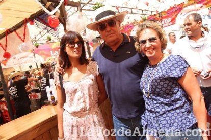 La gente se une a la caseta para disfrutar de la Feria del Mediodía.