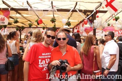 La gente se une a la caseta para disfrutar de la Feria del Mediodía.