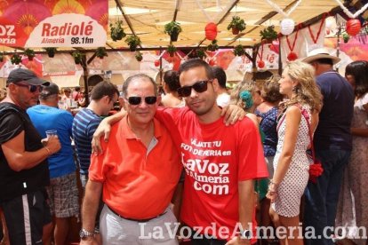 La gente se une a la caseta para disfrutar de la Feria del Mediodía.