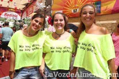 La gente se une a la caseta para disfrutar de la Feria del Mediodía.