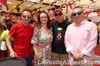 La gente se une a la caseta para disfrutar de la Feria del Mediodía.