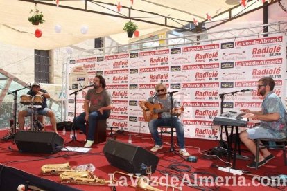 La gente se une a la caseta para disfrutar de la Feria del Mediodía.