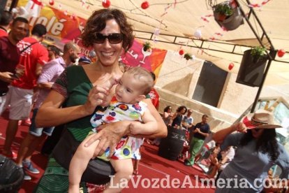 La gente se une a la caseta para disfrutar de la Feria del Mediodía.
