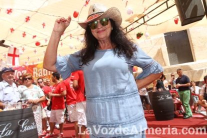 La gente se une a la caseta para disfrutar de la Feria del Mediodía.