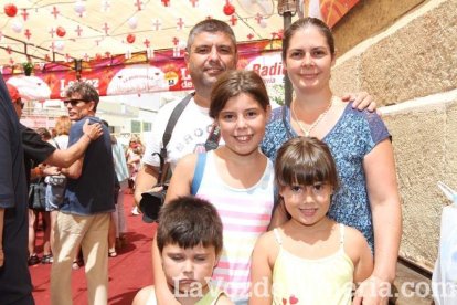 La gente se une a la caseta para disfrutar de la Feria del Mediodía.