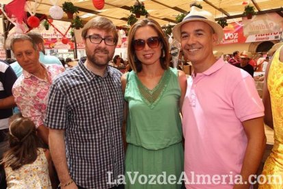 La gente se une a la caseta para disfrutar de la Feria del Mediodía.