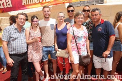 La gente se une a la caseta para disfrutar de la Feria del Mediodía.