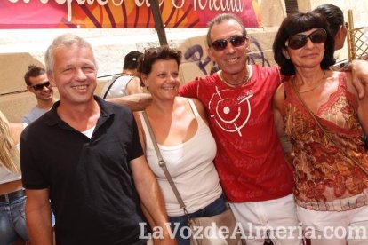 La gente se une a la caseta para disfrutar de la Feria del Mediodía.