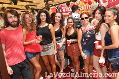 La gente se une a la caseta para disfrutar de la Feria del Mediodía.