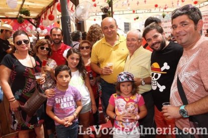 La gente se une a la caseta para disfrutar de la Feria del Mediodía.
