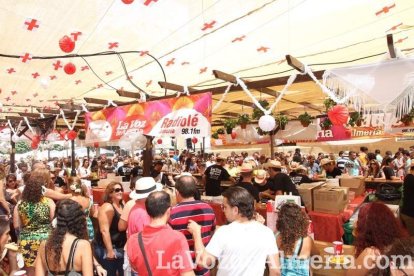 La gente se une a la caseta para disfrutar de la Feria del Mediodía.