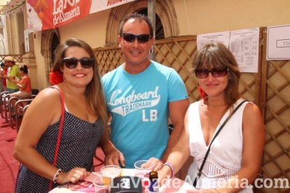 La gente se une a la caseta para disfrutar de la Feria del Mediodía.