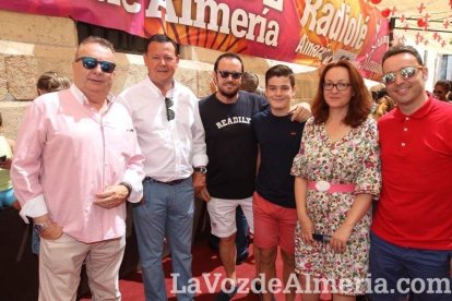 La gente se une a la caseta para disfrutar de la Feria del Mediodía.
