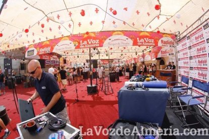 La gente se une a la caseta para disfrutar de la Feria del Mediodía.