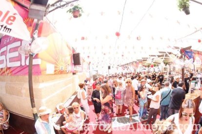 La gente se une a la caseta para disfrutar de la Feria del Mediodía.