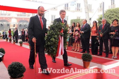 Homenaje en la Plaza Vieja a los Coloraos en la Feria de Almería.