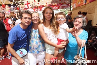 Cada vez más gente se anima a pasarse por la caseta.