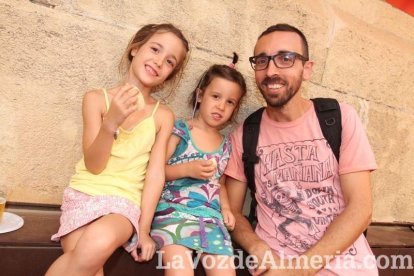 Cada vez más gente se anima a pasarse por la caseta.