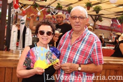 Cada vez más gente se anima a pasarse por la caseta.