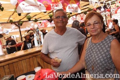 Cada vez más gente se anima a pasarse por la caseta.