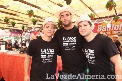 Cada vez más gente se anima a pasarse por la caseta.