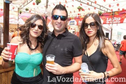 Cada vez más gente se anima a pasarse por la caseta.