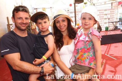 Cada vez más gente se anima a pasarse por la caseta.